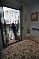 Escritorio, cortinas opacas, wifi gratis y ropa de cama