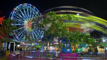 Vista frontal de la propiedad por la tarde o noche