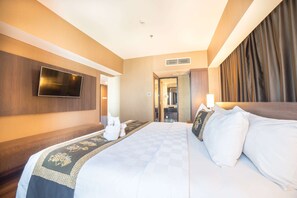 Suite, 1 cama King size, para no fumadores, vista a la ciudad | Caja de seguridad en la habitación y escritorio 