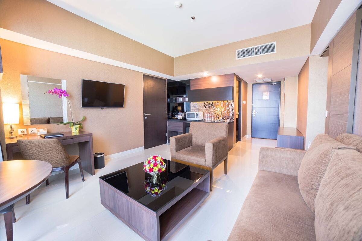 suite, 1 king bed, non smoking, city view | 1 bedroom, in-room safe, desk, laptop workspace