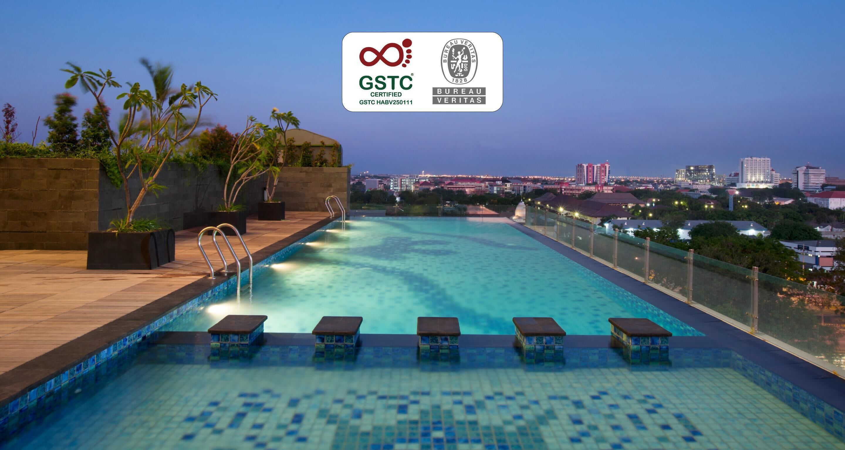 Piscine extérieure, chaises longues