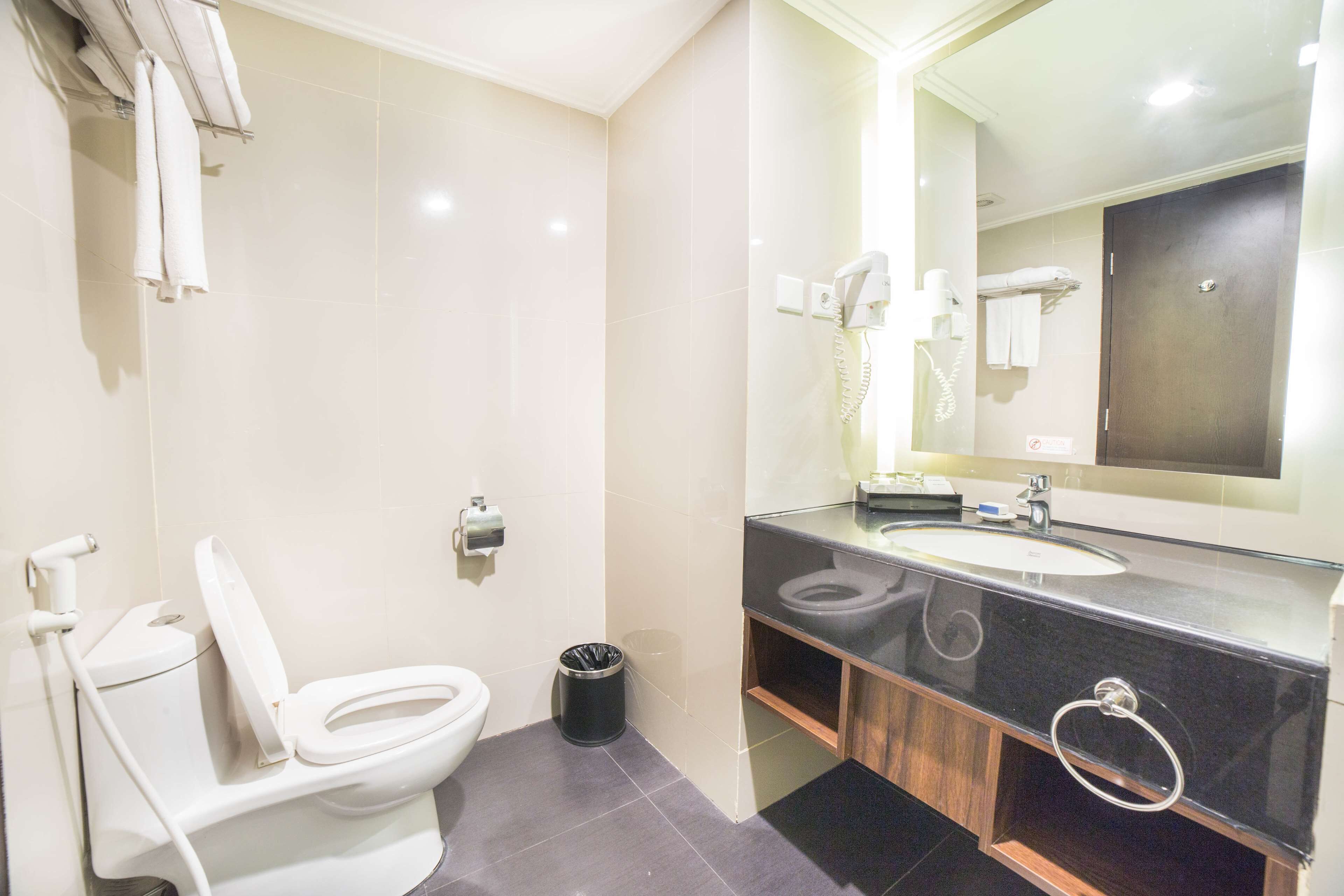 suite, 1 king bed, non smoking, city view | bathroom | shower, rainfall showerhead, hair dryer, slippers