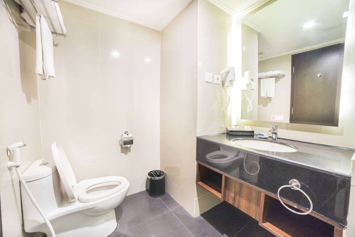 suite, 1 king bed, non smoking, city view | bathroom | shower, rainfall showerhead, hair dryer, slippers