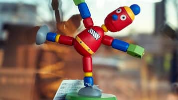Un robot de juguete sobre una base esférica.