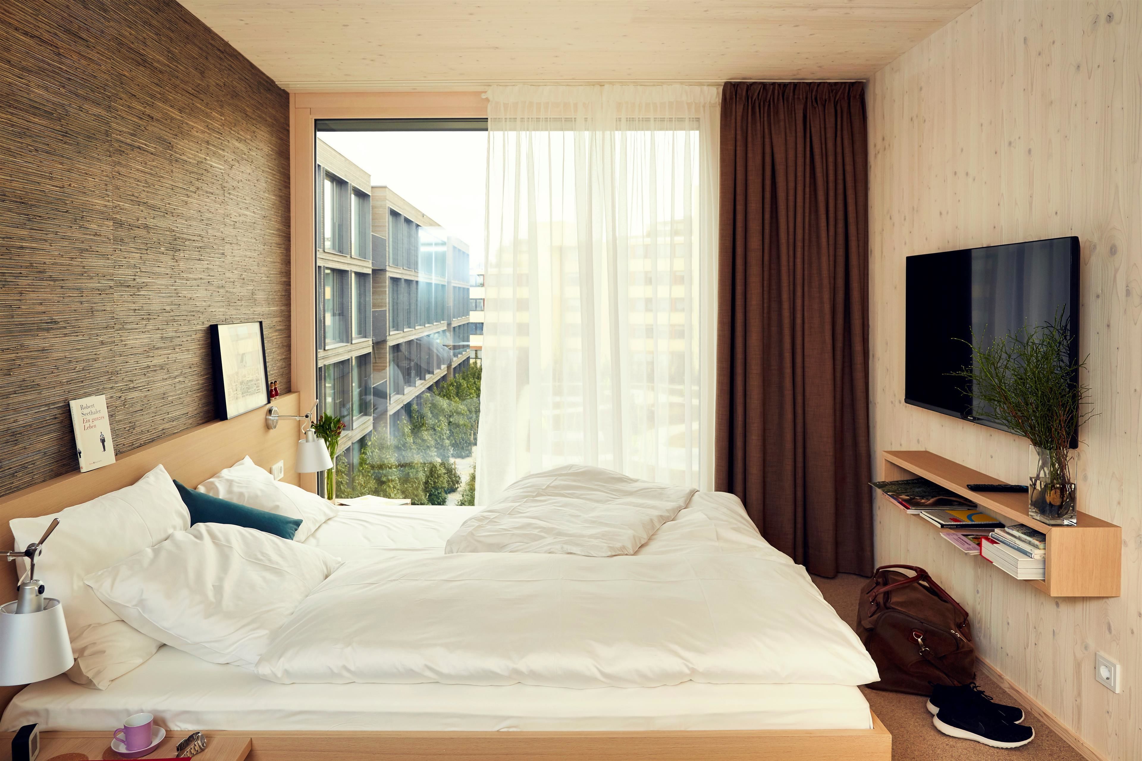 1 多间卧室、客房内保险箱、办公桌、隔音