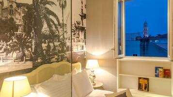 Double Room, City View | Minibar, in-room safe, desk, soundproofing