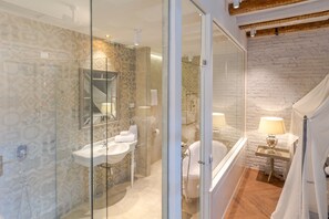Habitación Deluxe doble, vistas a la ciudad | Baño | Artículos de higiene personal de diseño, secador de pelo y zapatillas