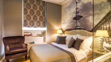 Double Room, City View | Minibar, in-room safe, desk, soundproofing