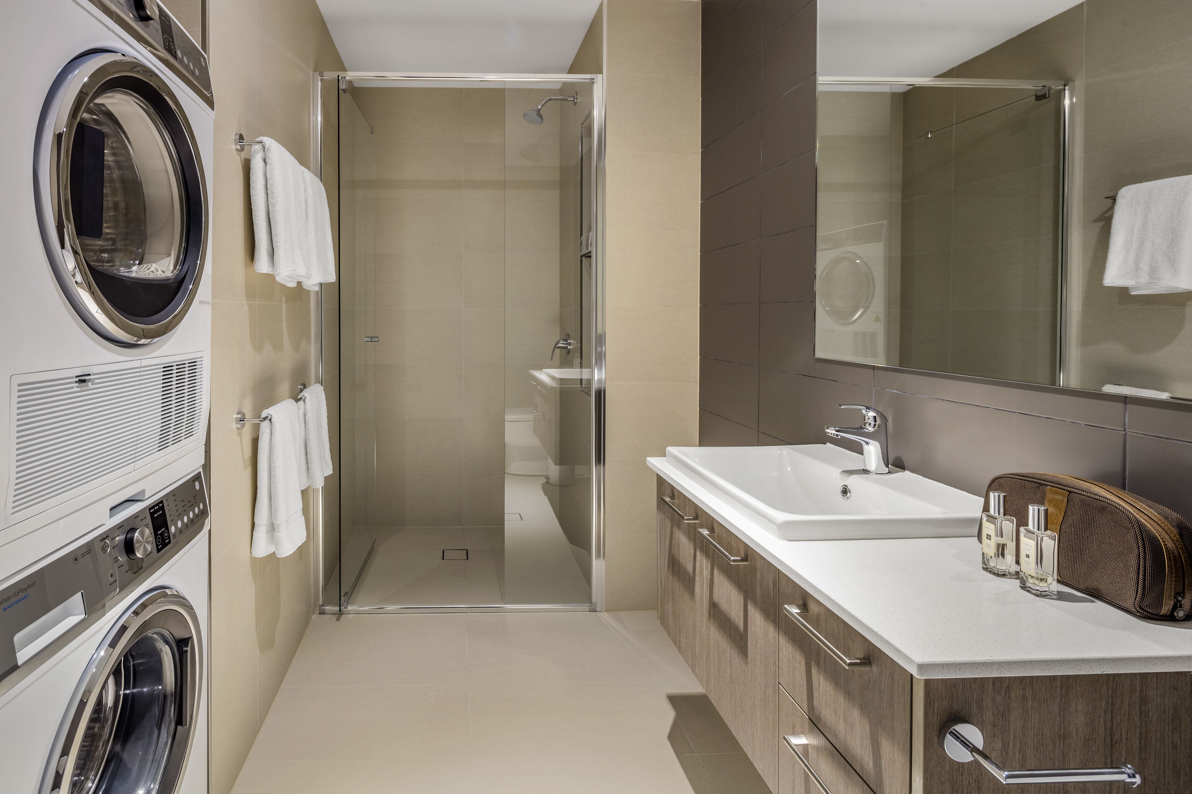 One Bedroom Apartment | Bathroom | Shower, free toiletries, hair dryer, towels