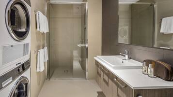 One Bedroom Apartment | Bathroom | Shower, free toiletries, hair dryer, towels