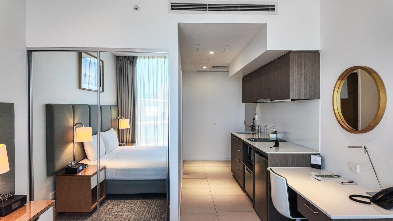 标准开间 | 客房内保险箱、特色家居、办公桌、笔记本电脑工作区