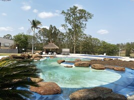 2 piscinas externas, funciona das 8h às 21h30, guarda-sóis