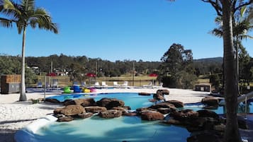 2 kolam renang outdoor, dengan payung kolam renang dan kursi berjemur