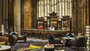 Eine Bar mit traditioneller Einrichtung, Sitzgelegenheiten und einem Barkeeper.
