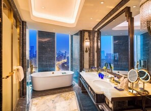 Bathroom - Wanda Reign Chengdu Hotel (Chengdu)