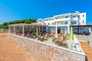 供應午餐及晚餐；多國菜