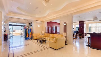 Coin salon dans le hall