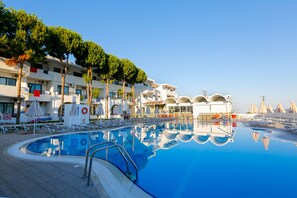 Outdoor pool, pool umbrellas, sun loungers - Rodos Star All Inclusive Hotel (Rhodes)