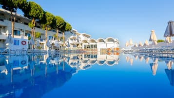 Piscine extérieure, parasols de plage, chaises longues