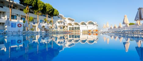 Piscine extérieure, parasols de plage, chaises longues