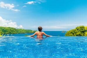 4 piscinas al aire libre, tumbonas