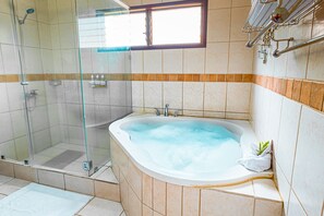 Studio Suite phong cách lãng mạn | Bồn tắm thủy lực
