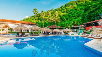 4 outdoor pools, free pool cabanas, pool loungers