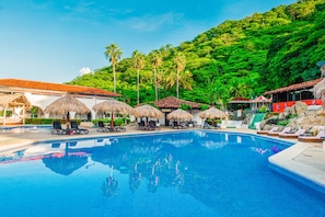 4 outdoor pools, free pool cabanas, pool loungers