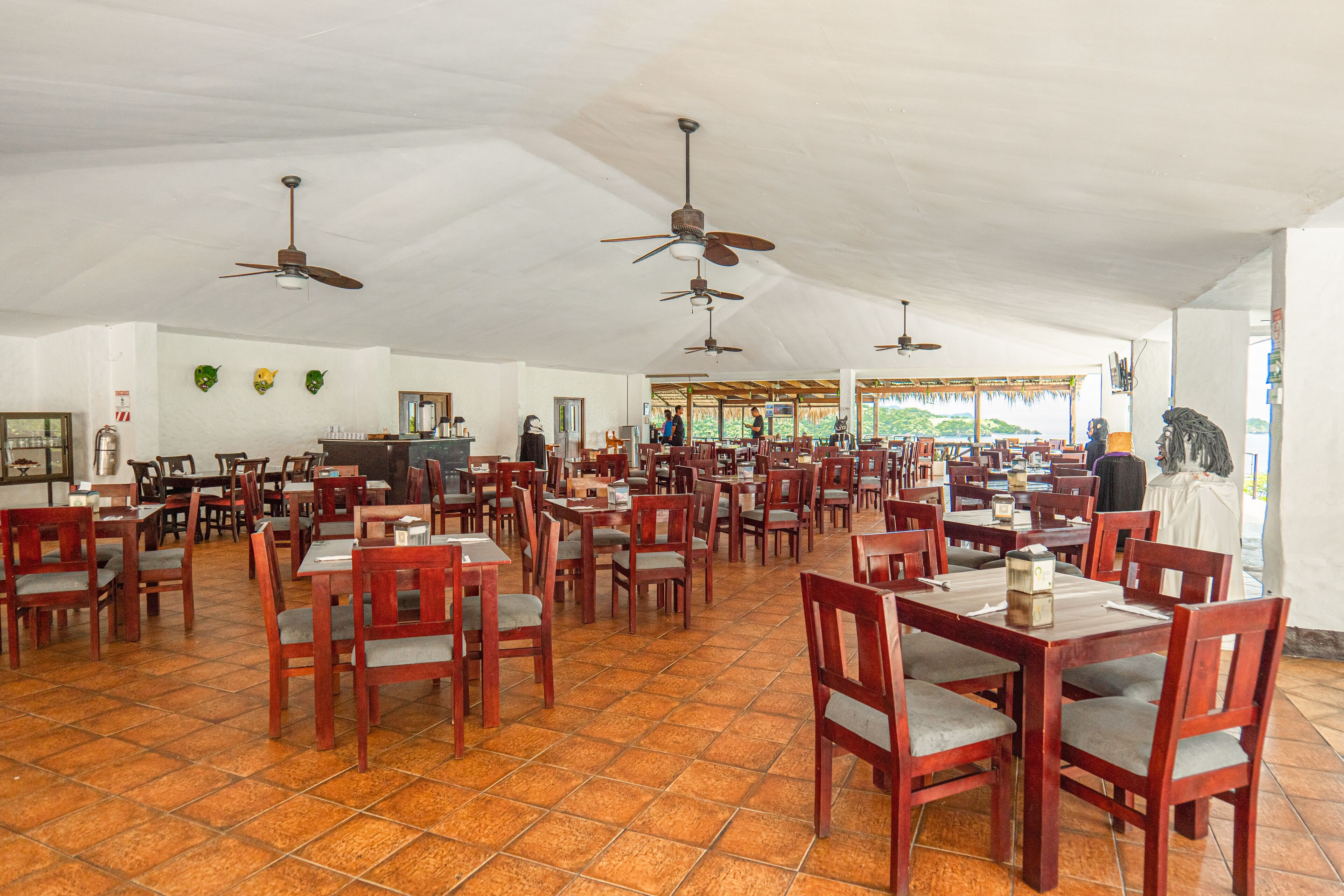 2 restaurants, breakfast, lunch, dinner served; international cuisine