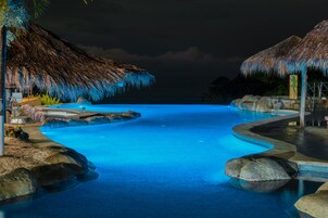 4 outdoor pools, free cabanas, sun loungers