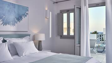 Ein modernes Hotelzimmer mit einem großen Bett, Blick auf den Balkon und einem Gemälde an der Wand.