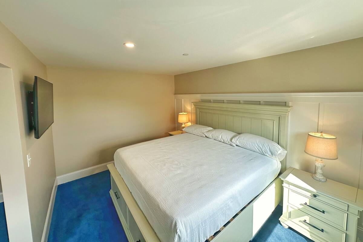 Standard Room, 1 King Bed, Non Smoking | Premium bedding, in-room safe, soundproofing, iron/ironing board