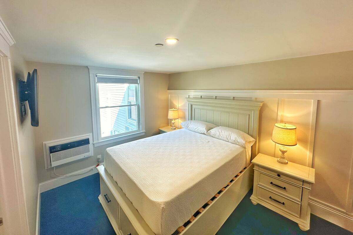 Economy Room, 1 Queen Bed, Non Smoking | Premium bedding, in-room safe, soundproofing, iron/ironing board