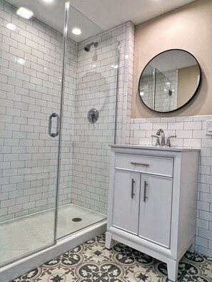 Standard Suite, 1 Queen Bed, Ocean View, Oceanfront | Bathroom | Free toiletries, hair dryer, towels, soap - The Winthrop Arms Hotel And Restaurant (Winthrop)