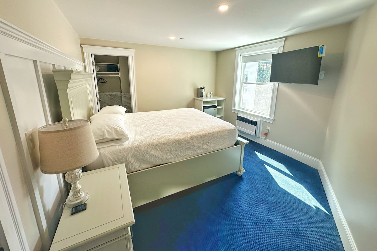 Economy Single Room, 1 Queen Bed, Non Smoking | Premium bedding, in-room safe, soundproofing, iron/ironing board