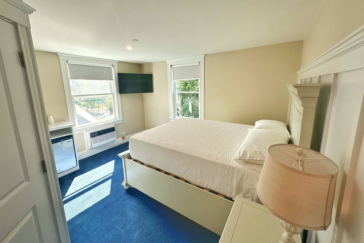 Economy Room, 1 Queen Bed, Non Smoking | Premium bedding, in-room safe, soundproofing, iron/ironing board