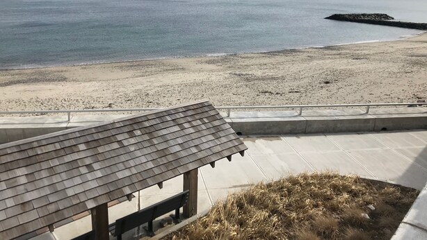 A beach view with a wooden structure and a concrete walkway. - The Winthrop Arms Hotel And Restaurant (Winthrop)
