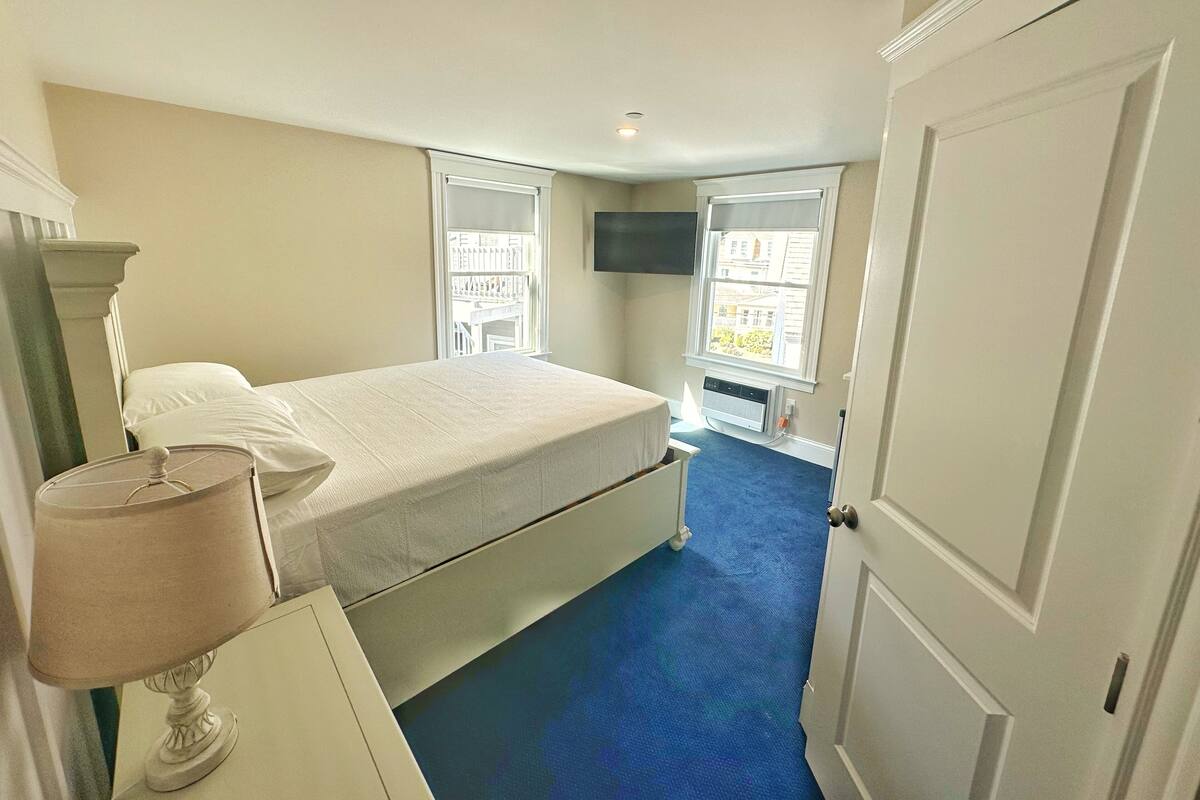 Economy Room, 1 Queen Bed, Non Smoking | Premium bedding, in-room safe, soundproofing, iron/ironing board