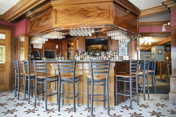 2 bars/lounges