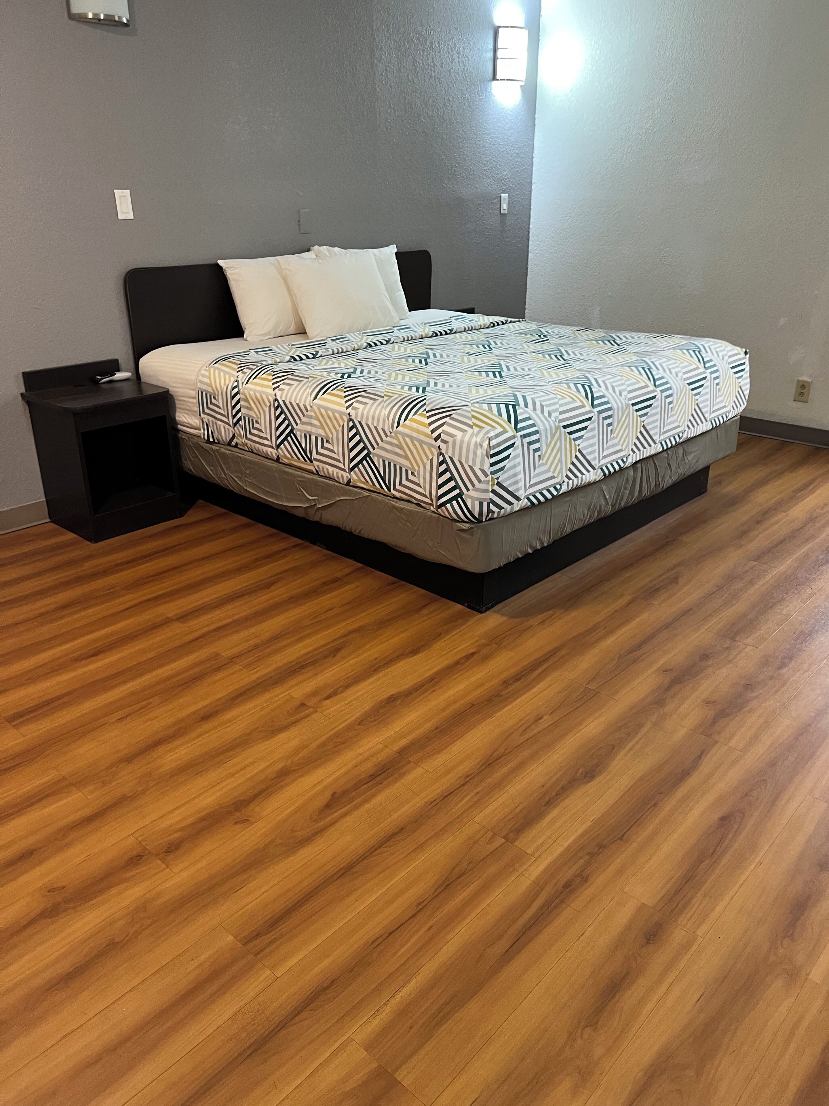 Deluxe Room, 1 King Bed, Smoking, Refrigerator & Microwave | Free WiFi, bed sheets