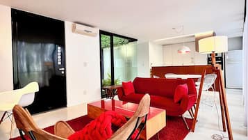 Leilighet – design (2) | Oppholdsrom | En 32-tommers LED-TV med digitale kanaler samt MP3-dokkingstasjon