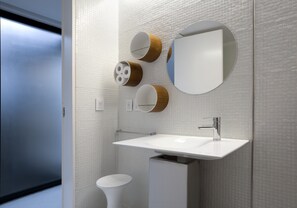 Dusch, regndusch, gratis toalettartiklar och hårtork