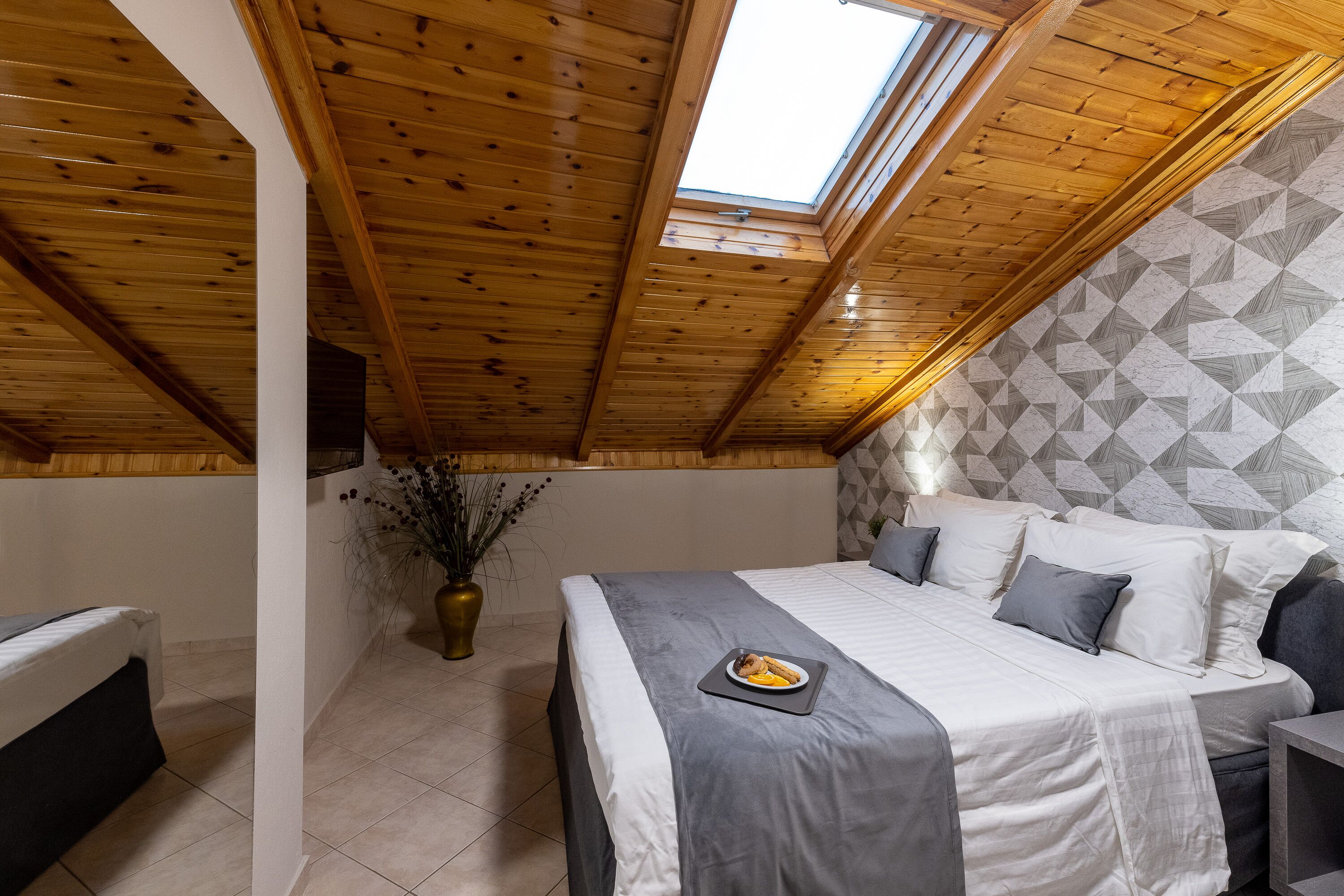 The Skylight Attic Room | 1 間睡房、高級寢具、特厚豪華床墊、房內夾萬