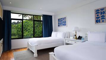 Premium bedding, in-room safe, individually decorated