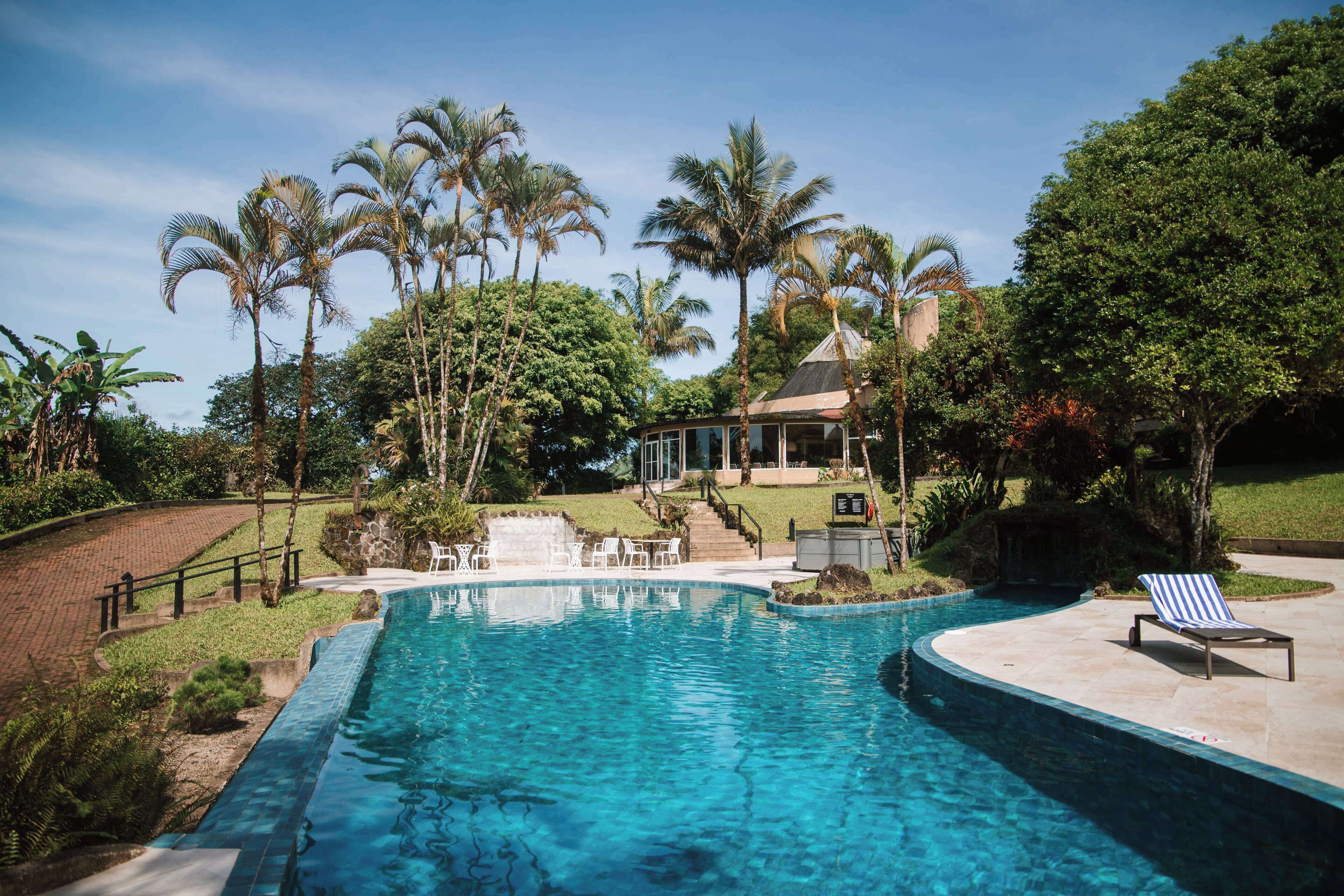 حمّام سباحة خارجي، مظلات على حمّام السباحة، مقاعد للتشمس