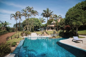 Außenpool, geöffnet von 07:00 Uhr bis 20:00 Uhr, Sonnenschirme