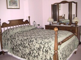 1 habitación, decoración personalizada, muebles diferentes y escritorio 