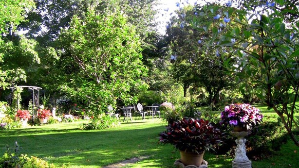 A garden with a gazebo, potted plants, and a lawn. - A Valley View Bed & Breakfast (Perth South)