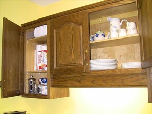 Full-size fridge, microwave, oven, stovetop