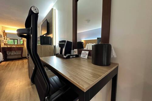 Standard Double Room, 2 Queen Beds | Living area